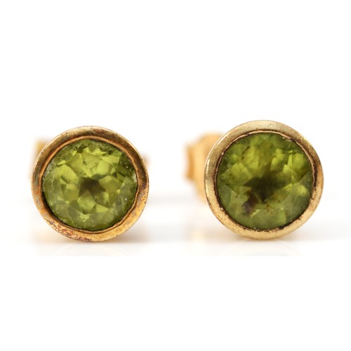 583 - A pair of 9ct gold peridot stud earrings with scroll backs, 5mm diameter, 1.4g