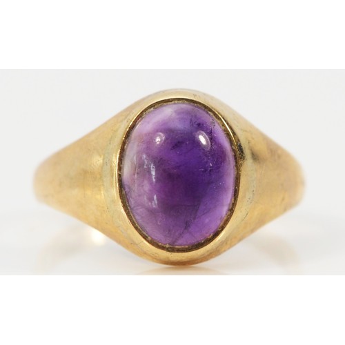 598 - A 9ct gold amethyst cabochon ring, L, 2.6g