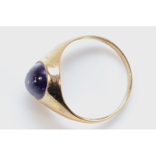 598 - A 9ct gold amethyst cabochon ring, L, 2.6g