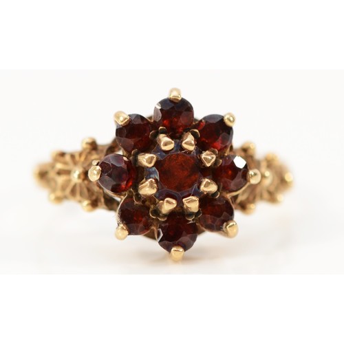 624 - A 9ct gold garnet floral cluster ring, Birmingham 1979, M, 1.9g