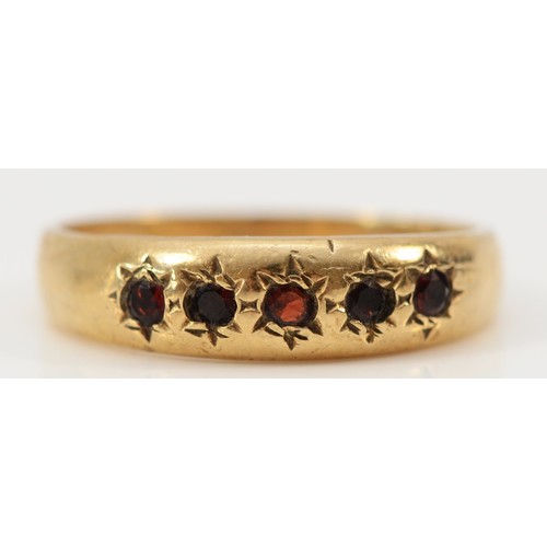 639 - A 9ct gold vintage five stone garnet ring, Birmingham 1979, N, 2.5g