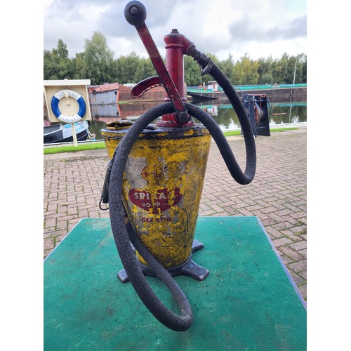 94 - A BAELZ oil dispensing pump, marked for Shell Gear Oil. (1 item)