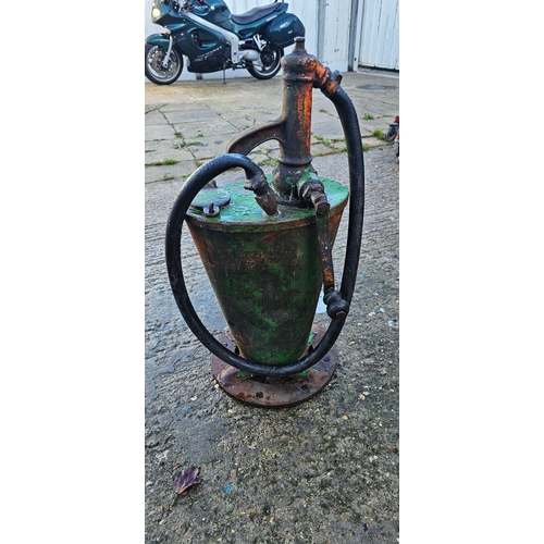 85 - A green painted hand cranked oil dispenser. (1 item)