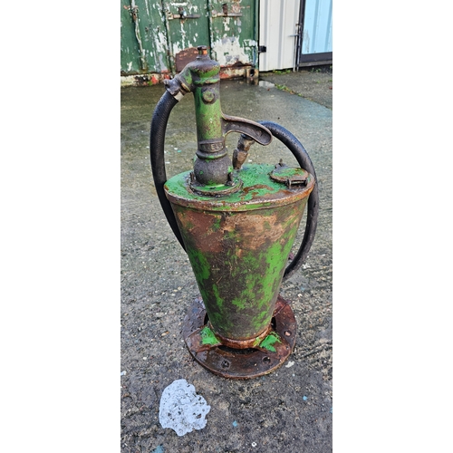 85 - A green painted hand cranked oil dispenser. (1 item)