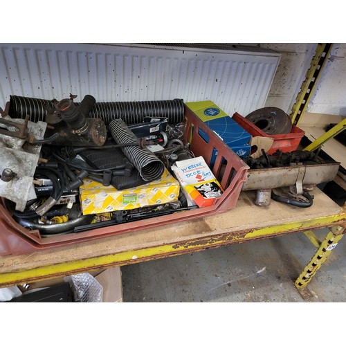 125 - Lotus Europa (Renault derived) 1470cc engine parts lot, to include cylinder head, valve cover, crank... 