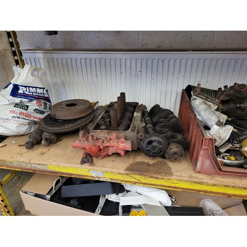 125 - Lotus Europa (Renault derived) 1470cc engine parts lot, to include cylinder head, valve cover, crank... 