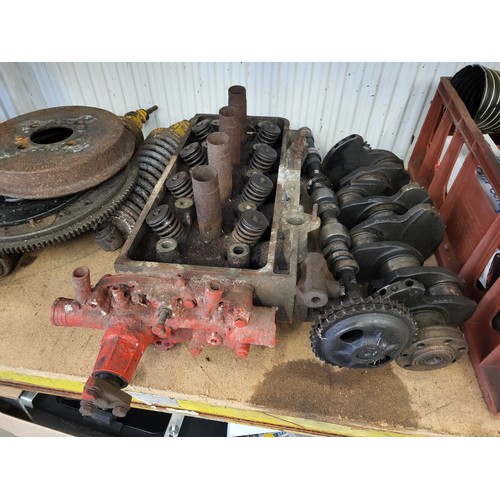 125 - Lotus Europa (Renault derived) 1470cc engine parts lot, to include cylinder head, valve cover, crank... 