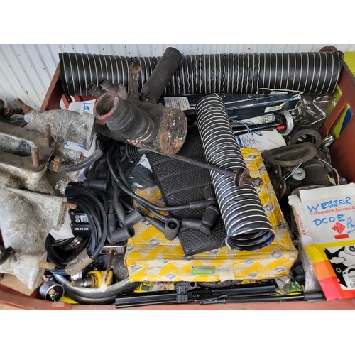 125 - Lotus Europa (Renault derived) 1470cc engine parts lot, to include cylinder head, valve cover, crank... 