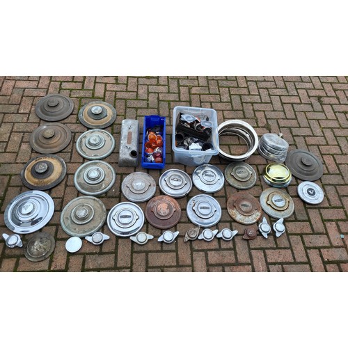 118 - Hubcaps, including Alvis and Jaguar, plus several 