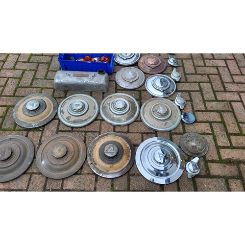 118 - Hubcaps, including Alvis and Jaguar, plus several 