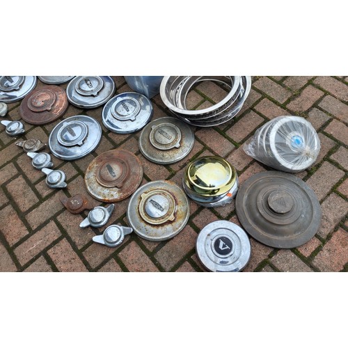 118 - Hubcaps, including Alvis and Jaguar, plus several 