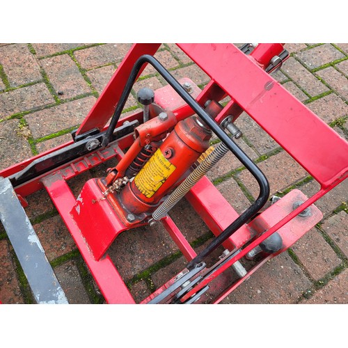 176 - A portable hydraulic motorcycle lift. (1 item)