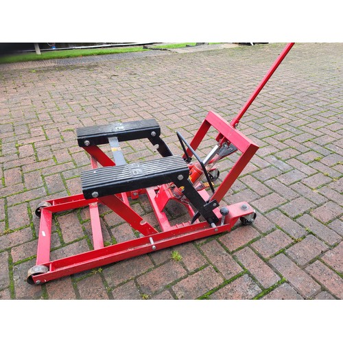 176 - A portable hydraulic motorcycle lift. (1 item)