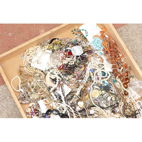 5 - Approximately 10kg of costume jewellery.