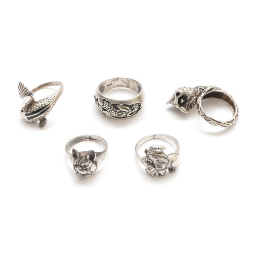 87 - A silver coiled owl ring, M and four other silver animal rings, 33gm