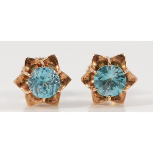 577 - A pair of 9ct rose gold blue zircon floral earrings with screw on backs, 5mm blue zircon, 3.1g