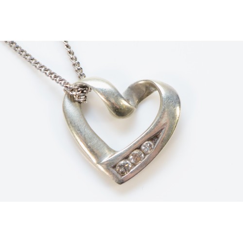 578 - A 9ct white gold diamond heart shaped pendant with chain, 11mm across, 1.9g