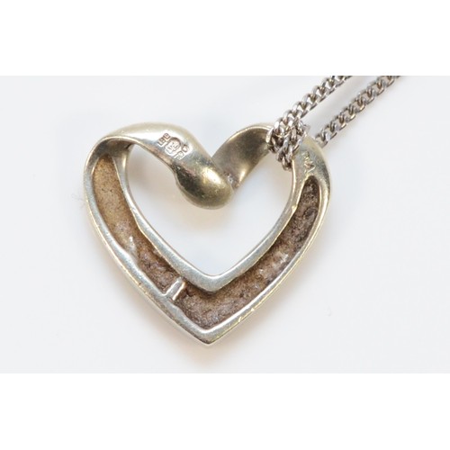 578 - A 9ct white gold diamond heart shaped pendant with chain, 11mm across, 1.9g