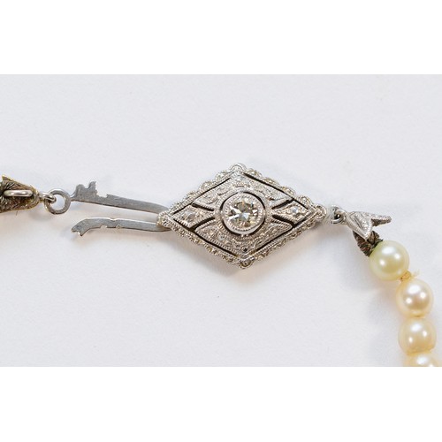 583 - A .900 platinum and diamond clasp vintage cultured pearl necklace, 12g