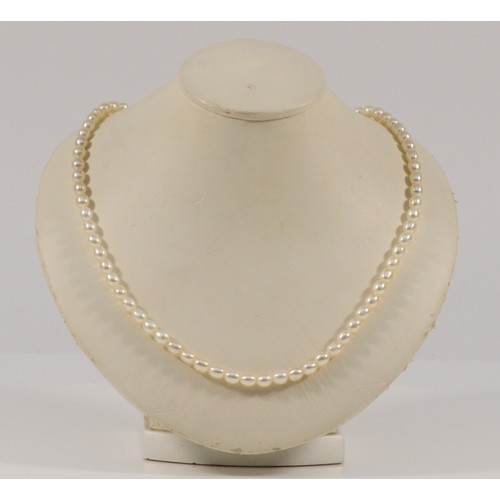 589 - A 9ct gold clasp cultured pearl necklace, 5mm diameter pearls, 14.2g