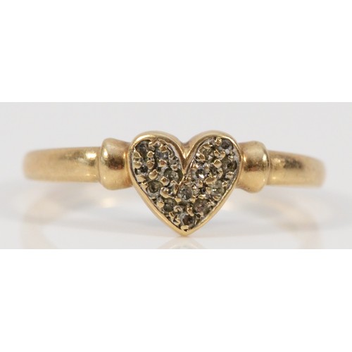 592 - A 9ct gold diamond heart shaped ring, N, 1.7g