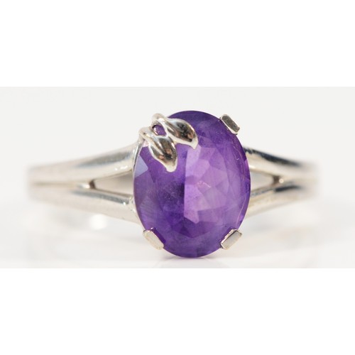 601 - A 9ct white gold oval cut amethyst dress ring with leaf detail, 9mm x 6mm amethyst, O, 3.4g