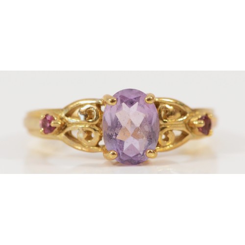 604 - A 9ct gold amethyst and pink tourmaline ring with patterned shoulders, N, 2.9g