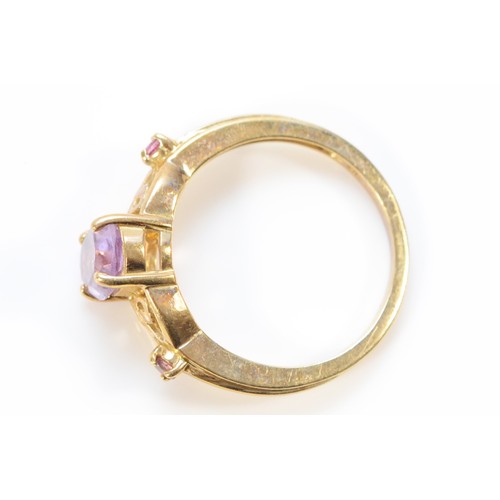 604 - A 9ct gold amethyst and pink tourmaline ring with patterned shoulders, N, 2.9g