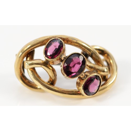 605 - A 9ct gold vintage purple garnet three stone brooch, 25mm across, 2.5g