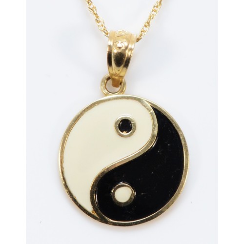 610 - A 14k gold enamel yin yang pendant with a 14k gold chain, 13mm diameter, 1.5g