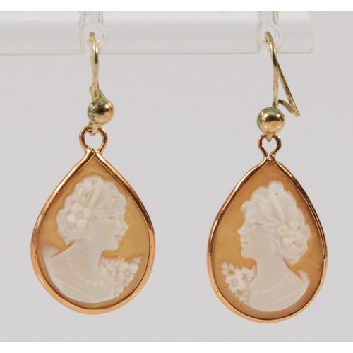 615 - A pair of 9ct gold vintage shell cameo drop earrings with hooks, 19mm drop, 2.3g