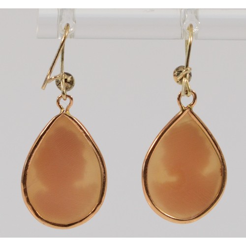 615 - A pair of 9ct gold vintage shell cameo drop earrings with hooks, 19mm drop, 2.3g