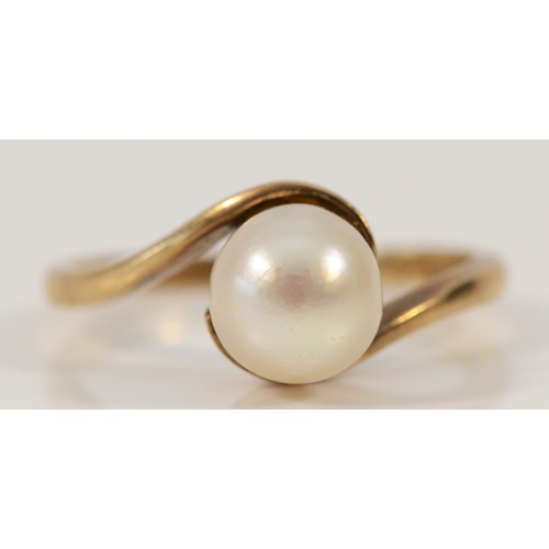 628 - A 9ct gold vintage cultured pearl dress ring, Birmingham 1990, Q, 3g