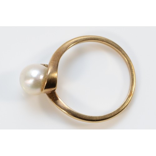 628 - A 9ct gold vintage cultured pearl dress ring, Birmingham 1990, Q, 3g