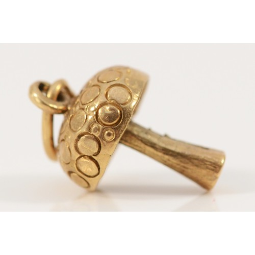 635 - A 9ct gold vintage charm in the shape of a mushroom, 12mm length, 2.6g