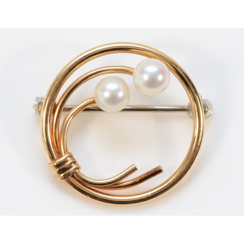 648 - A 14k gold cultured pearl brooch, 17mm across, 1.3g