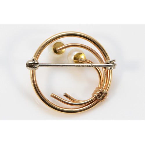 648 - A 14k gold cultured pearl brooch, 17mm across, 1.3g