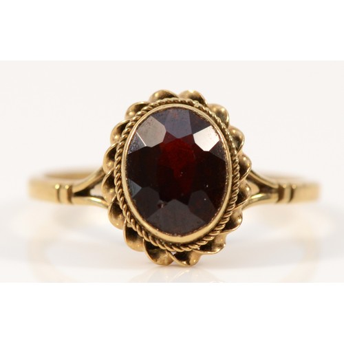 658 - A 9ct gold rope edged garnet dress ring, Q, 2.2g