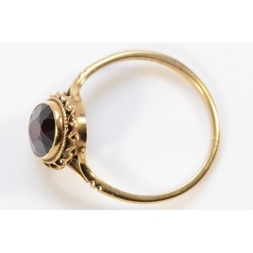 658 - A 9ct gold rope edged garnet dress ring, Q, 2.2g