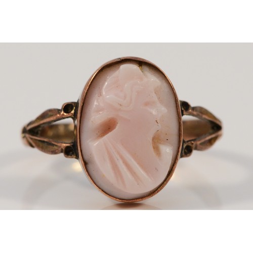 661 - A 9ct rose gold antique conch shell cameo ring, O, 2g