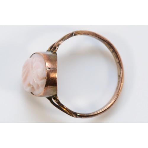 661 - A 9ct rose gold antique conch shell cameo ring, O, 2g