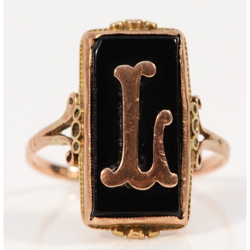 683 - A 9ct rose gold antique onyx panel ring with the initial L, 20mm x 10mm ring front, initial is sligh... 