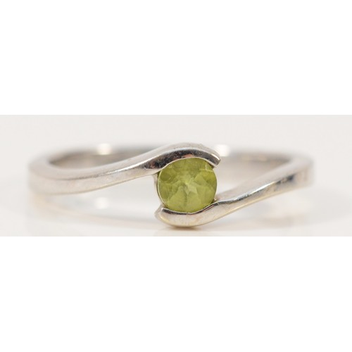 689 - A 9ct white gold peridot cross over ring, 4mm peridot, N, 2.6g