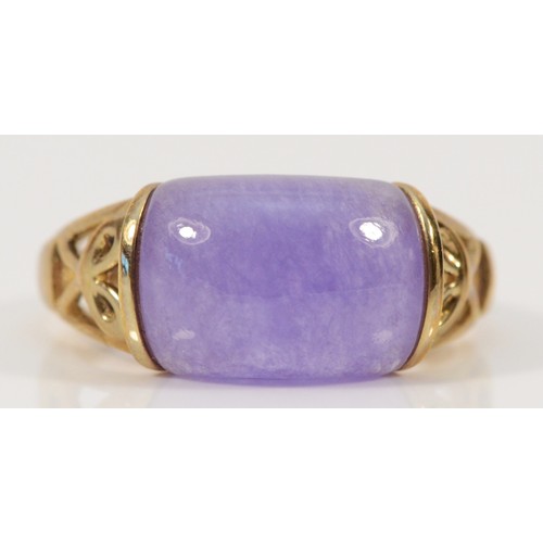 694 - A 9ct gold lavender jade dress ring, openwork shoulders, O, 3.6g