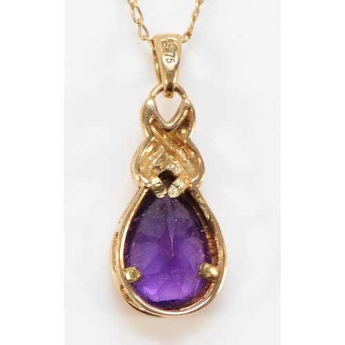 711 - A 9ct gold amethyst pendant with chain, 10mm x 7mm amethyst, 2.1g