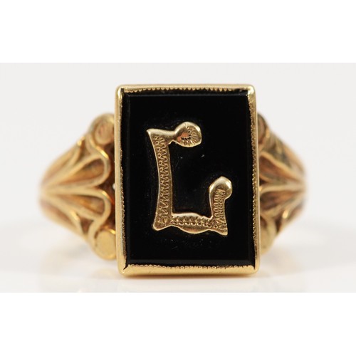 720 - A 9ct gold vintage initial L black onyx signet ring with patterned shoulders, Birmingham 1966, K 1/2... 