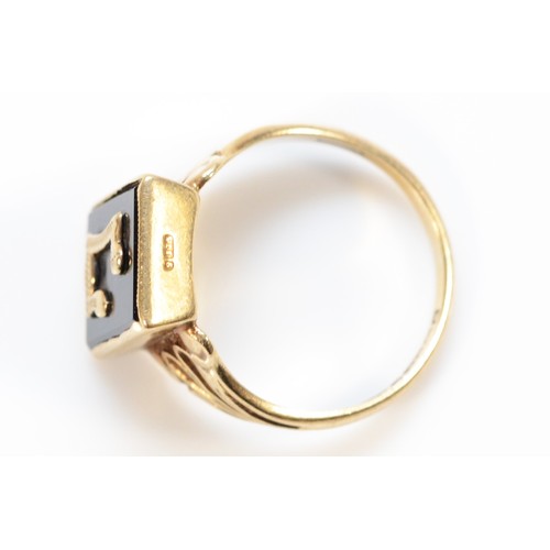 720 - A 9ct gold vintage initial L black onyx signet ring with patterned shoulders, Birmingham 1966, K 1/2... 