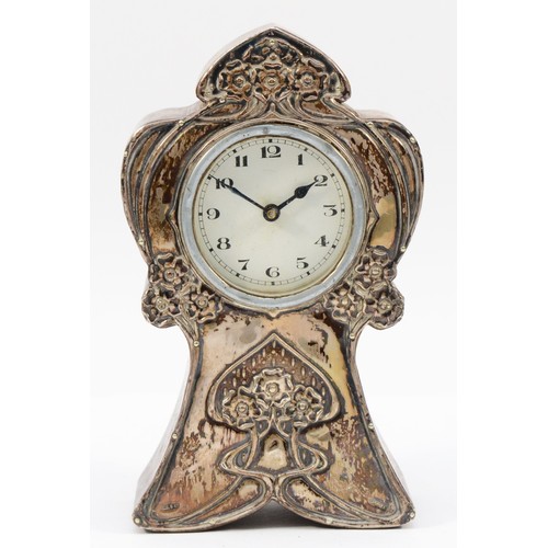 An Art Nouveau silver mounted mantel clock, by Green & Cadbury Ltd., Birmingham 1910, 15cm.
Movement not working, silver in good condition, no holes, very tarnished, oak frame in good order