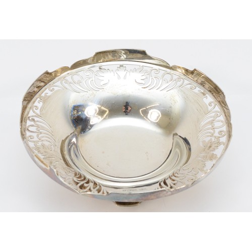 21 - A silver pierced bowl, by Viners, Sheffield 1933, with wavy border, diameter 14cm, 160gm