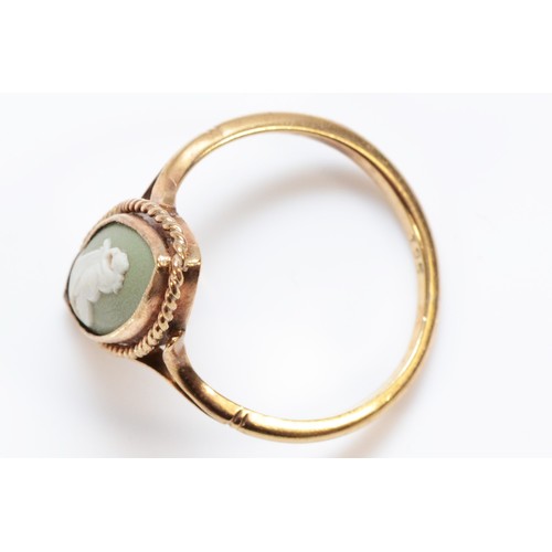 69 - A 9ct gold vintage Wedgwood sage jasperware cameo ring, 20mm jasperware length, R, 3.4g